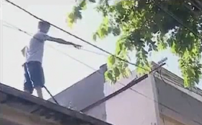 Video_ Kẻ &ldquo;ng&aacute;o đ&aacute;&rdquo; la h&eacute;t cố thủ tr&ecirc;n n&oacute;c nh&agrave; _ V