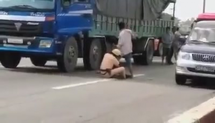 Cảnh s&aacute;t giao th&ocirc;ng &ocirc;m ch&acirc;n t&agrave;i xế[16-14-52]