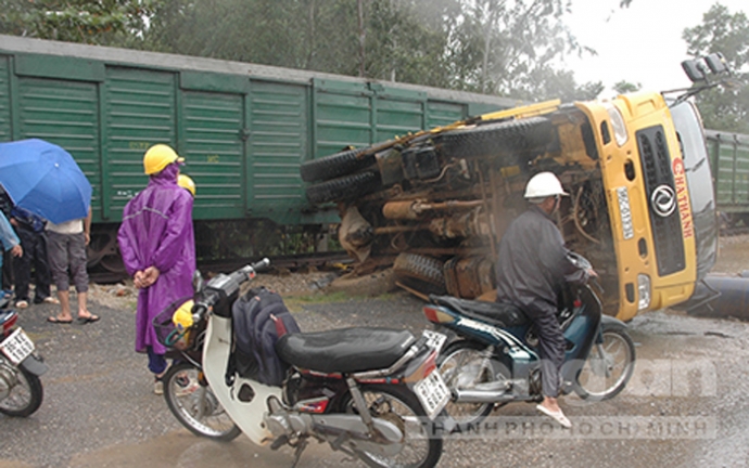 tau-hoa-tong-lat-xe-tai