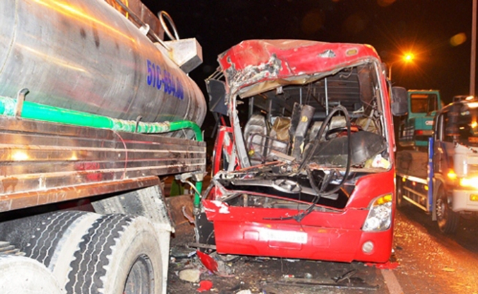 xe-khac-tong-xe-bon-11-nguoi-thuong-vong