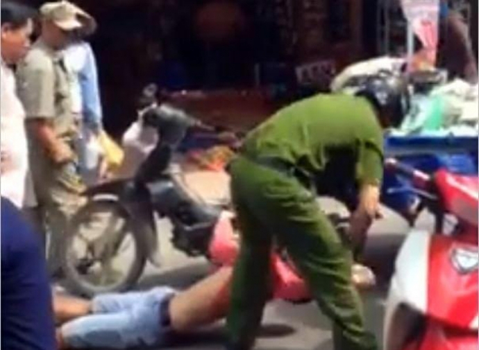 cong-an-phuong-danh-nguoi-ban-hang-rong