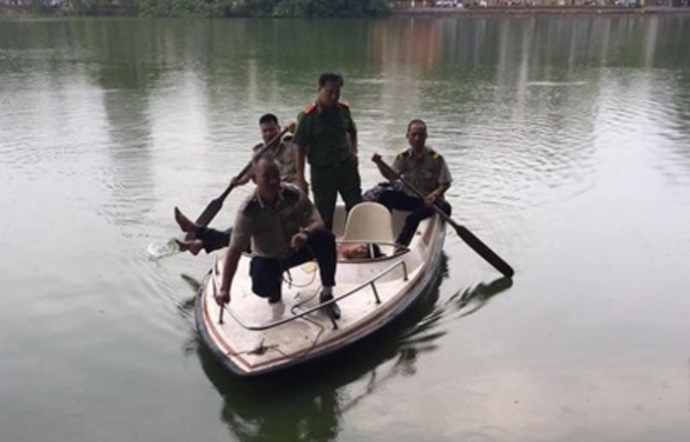 nam-thanh-nien-nhay-ho-guom-tu-tu