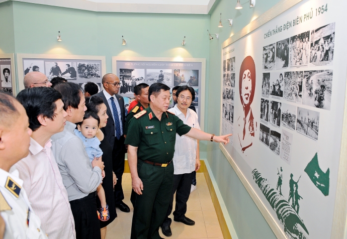 Cac dai bieu tham trien lam 01 (1) - Copy