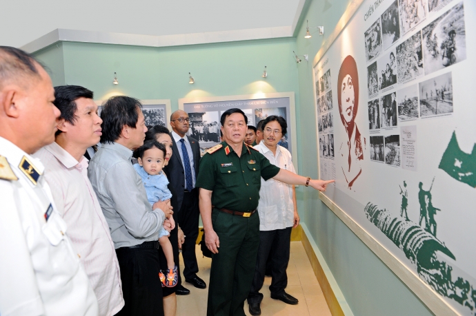 Cac dai bieu tham trien lam 02