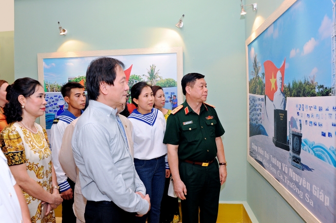 Cac dai bieu tham trien lam 06