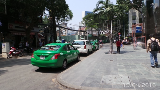 10h30 s&aacute;ng 15 th&aacute;ng 4 taxi đậu lấn l&ograve;ng đường bắt 