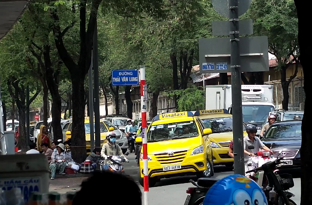 V&agrave;o 11h s&aacute;ng ng&agrave;y 14 taxi vina đậu lấn lề đường bắ