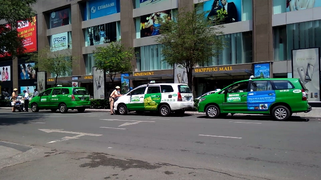 v&agrave;o hồi 10h25 ph&uacute;t csgt đ&atilde; phạt taxi đậu lấn tuyến