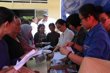 cong ty sasco tang qua cho nguoi dan xa Phuoc Tuy,
