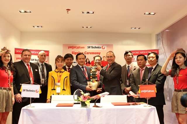 Photo 2 - Đại diện Vietjet v&agrave; SR Technics chụp h&igrave;n