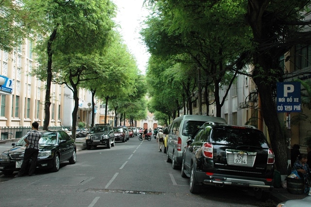 Nhiều tuyến đường được trưng dụng làm bãi đỗ xe có