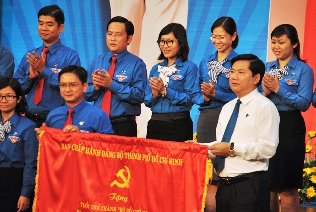 &Ocirc;ng Hiếu B&iacute; thư Th&agrave;nh đo&agrave;n đ&oacute;n nhận Bức  trướng củ