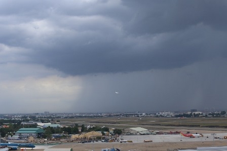 Mưa to gi&oacute; lớn ở s&acirc;n bay TSN