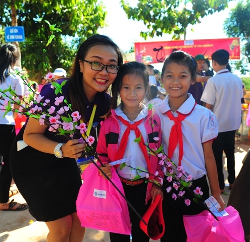 tang qua Tet 2016 cho hoc sinh co hoan canh kho kh