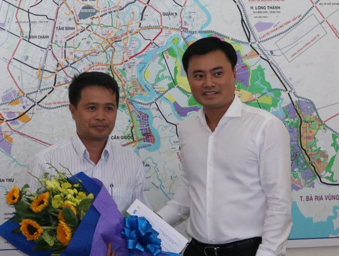 &Ocirc;ng B&ugrave;i Xu&acirc;n Cường, Gi&aacute;m đốc Sở GTVVT TP HCM trao 
