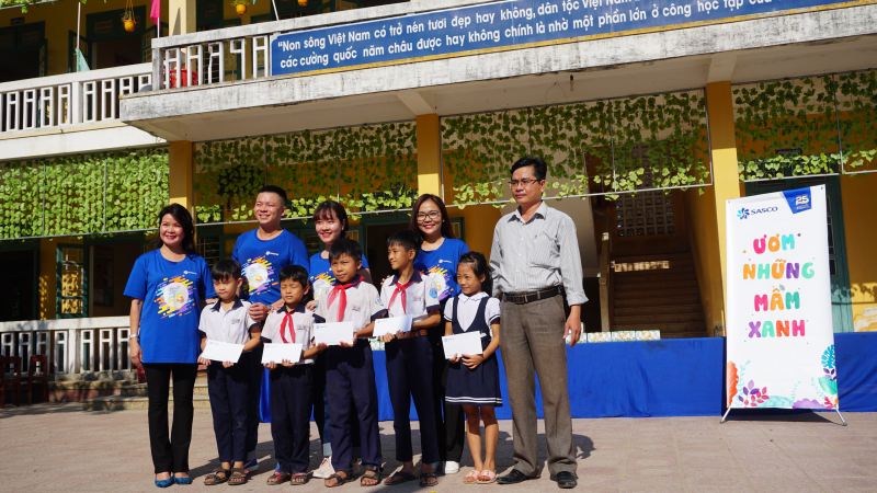 7. Trao hoc bong Trường tiểu học Thủy Lương_X&atilde; Ph&uacute;