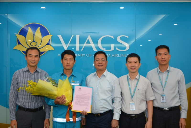 Ban l&atilde;nh đạo VIAGS trao thư khen của Bộ trưởng Bộ 