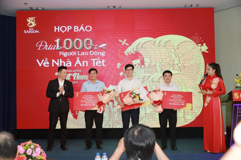 &Ocirc;ng Ho&agrave;ng-Đạo Hiệp-Sabeco trao v&eacute; tượng trưng