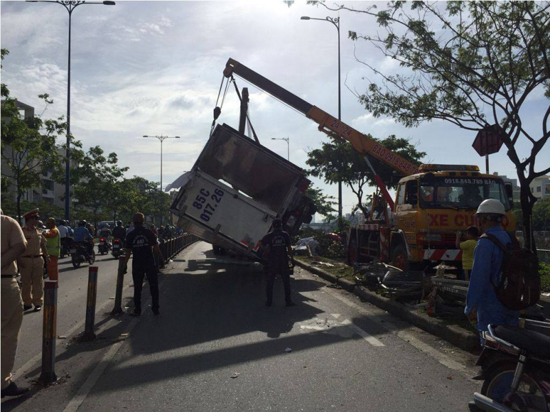 XE TAI LAT NGHIENG (1)