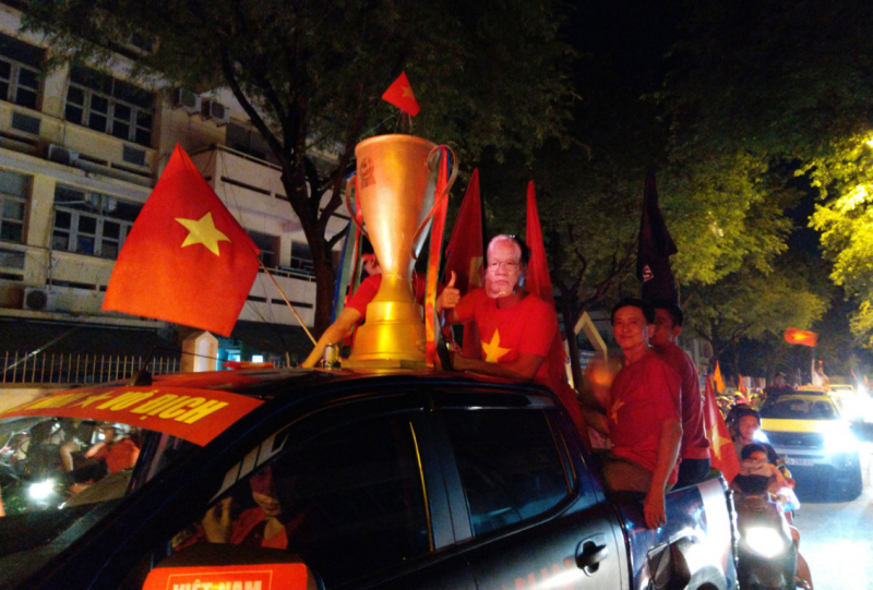 co dong vien sai gon di bao (2)