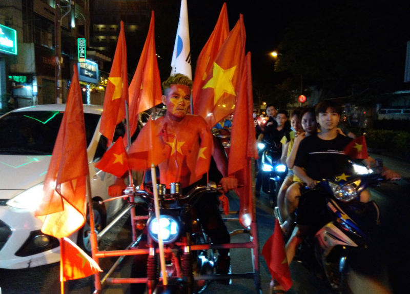 co dong vien sai gon di bao (12)