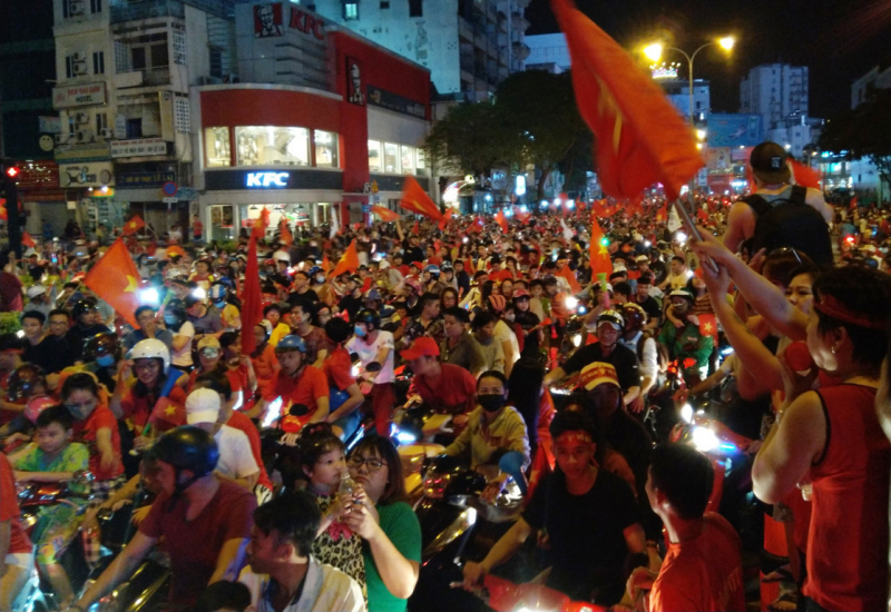 co dong vien sai gon di bao (5)