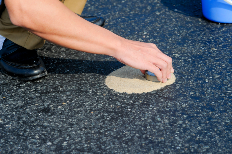 Đo độ nh&aacute;m mặt đường bằng phương ph&aacute;p rắc c&aacute;t