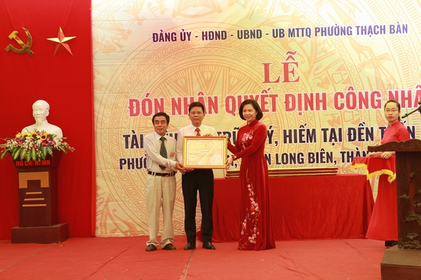 Bà Vũ Thu Hà. Phó Bí thư Quận ủy Chủ tị