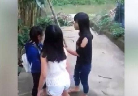 clip 2 nu sinh Hue danh ban