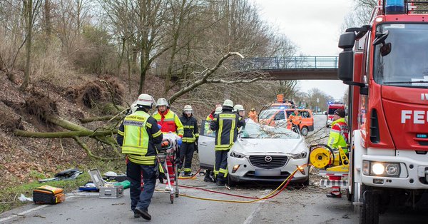 B&atilde;o v&agrave;o ch&acirc;u &Acirc;u khiến giao th&ocirc;ng bị gi&aacute;n đoạn
