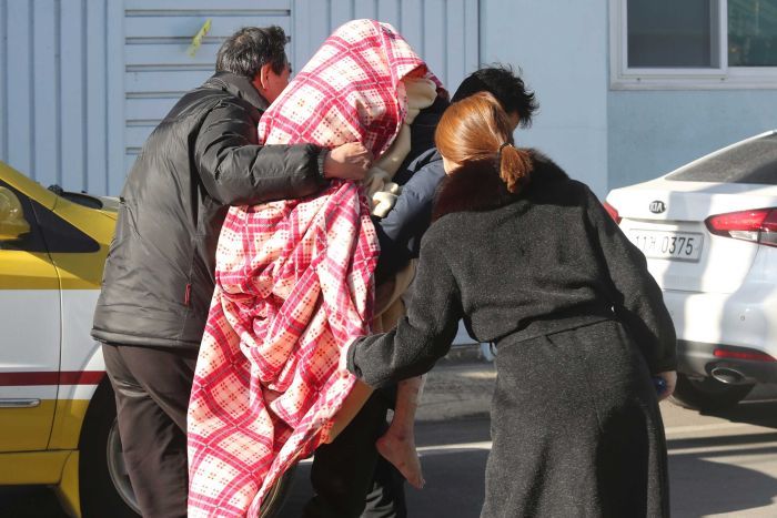 c&otilde;ng một bệnh nh&acirc;n ra khỏi hiện trường vụ ch&aacute;y