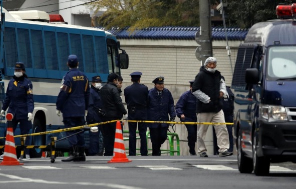 nổ s&uacute;ng ở Nhật Bản