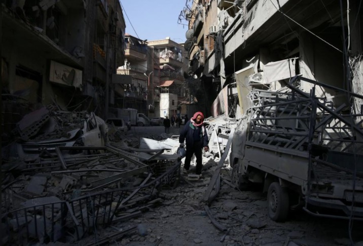 Người d&acirc;n Đ&ocirc;ng Ghouta đi tr&ecirc;n đống đổ n&aacute;t sau c&aacute;c 