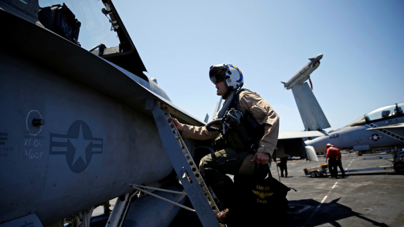 Phi c&ocirc;ng l&ecirc;n t&agrave;u khu trục USS Harry S. Truman