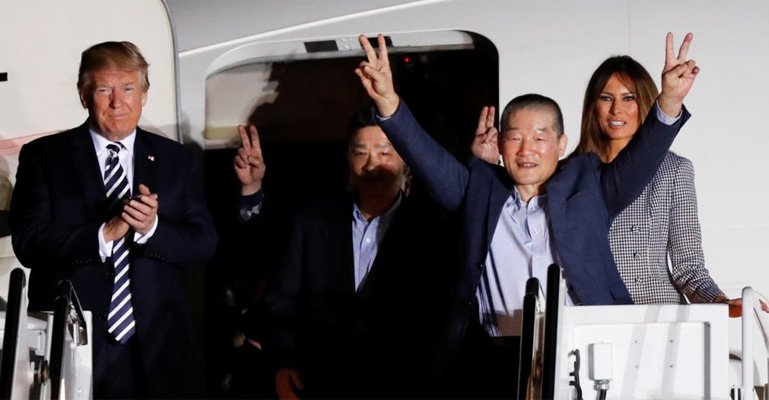 1105 Vợ chồng Trump đ&oacute;n 3 t&ugrave; nh&acirc;n