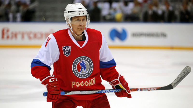 Putin chơi kh&uacute;c c&ocirc;n cầu tr&ecirc;n băng