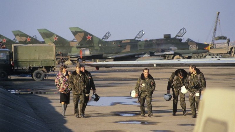 Những phi c&ocirc;ng Li&ecirc;n X&ocirc; tại căn cứ kh&ocirc;ng qu&acirc;n Bagra