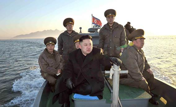 Kim Jong-un c&ugrave;ng với c&aacute;c quan chức quốc ph&ograve;ng Triề
