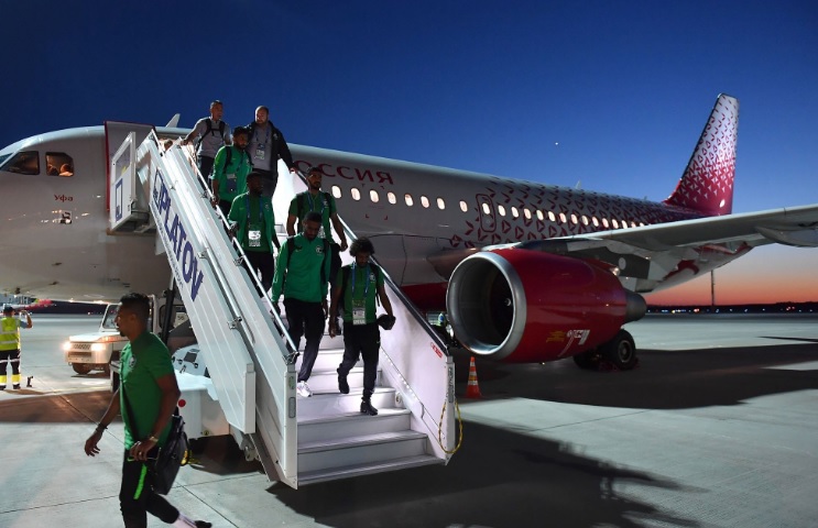 Cầu thủ Arab Saudi xuống s&acirc;n bay an to&agrave;n