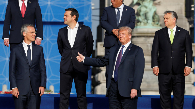 Tổng thống Mỹ Donald Trump chụp ảnh chung c&ugrave;ng c&aacute;c