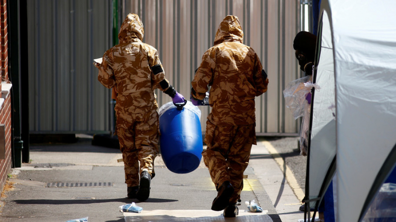 C&aacute;c điều tra vi&ecirc;n lấy mẫu ở Amesbury