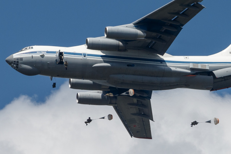 h&igrave;nh ảnh nhiều binh sĩ kh&aacute;c nhảy d&ugrave; từ m&aacute;y bay