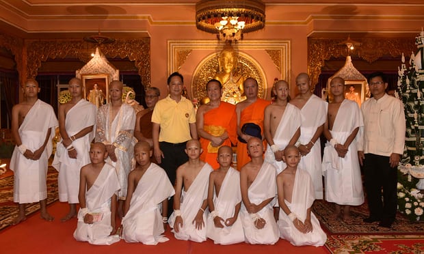 Đội b&oacute;ng nh&iacute; Th&aacute;i Lan xuất gia