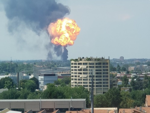 Nổ lớn ở s&acirc;n bay Italia