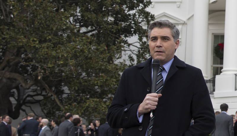 Ph&oacute;ng vi&ecirc;n Jim Acosta của CNN t&aacute;c nghiệp tại Nh&agrave; T