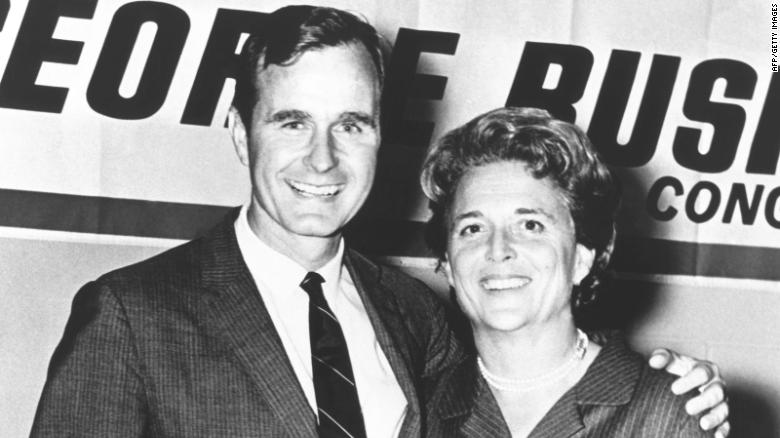 Bush cha v&agrave; vợ Barbara trong chiến dịch đầu ti&ecirc;n t