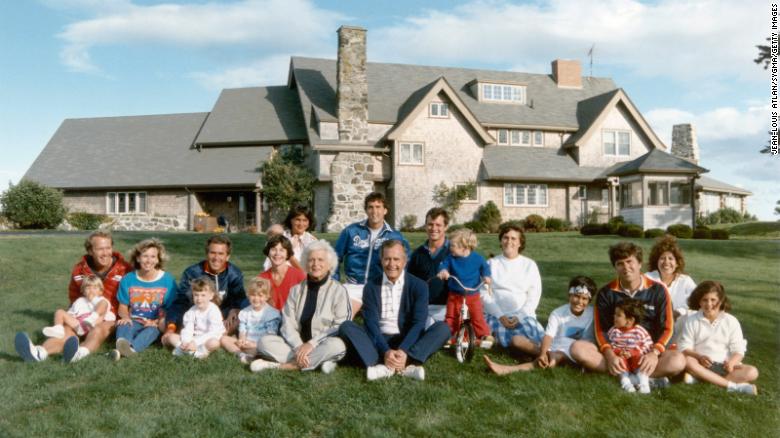 Đại gia đ&igrave;nh Bush năm 1986 tại Kennebunkport Maine