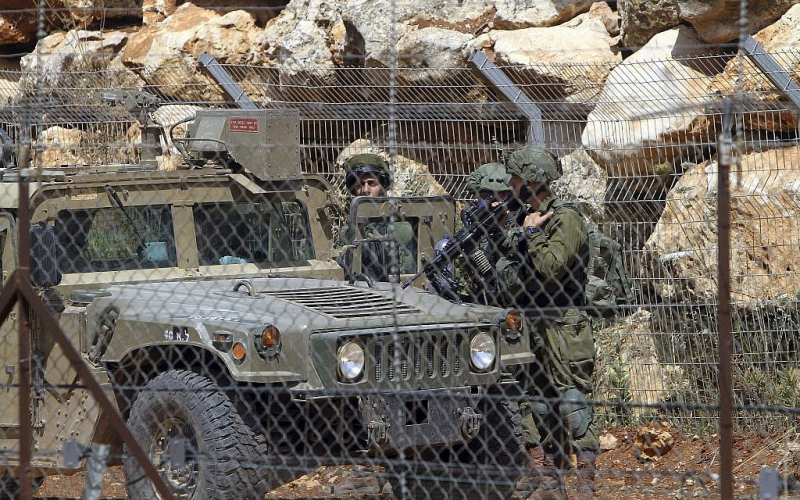 Qu&acirc;n l&iacute;nh Israel tuần tra tại một l&agrave;ng ở bi&ecirc;n giới