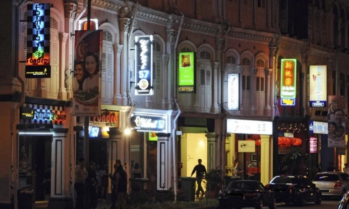 0512 một phố đ&egrave;n đỏ được cấp ph&eacute;p tại Singapore