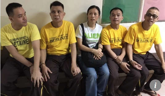 4 người đ&agrave;n &ocirc;ng mặc &aacute;o v&agrave;ng